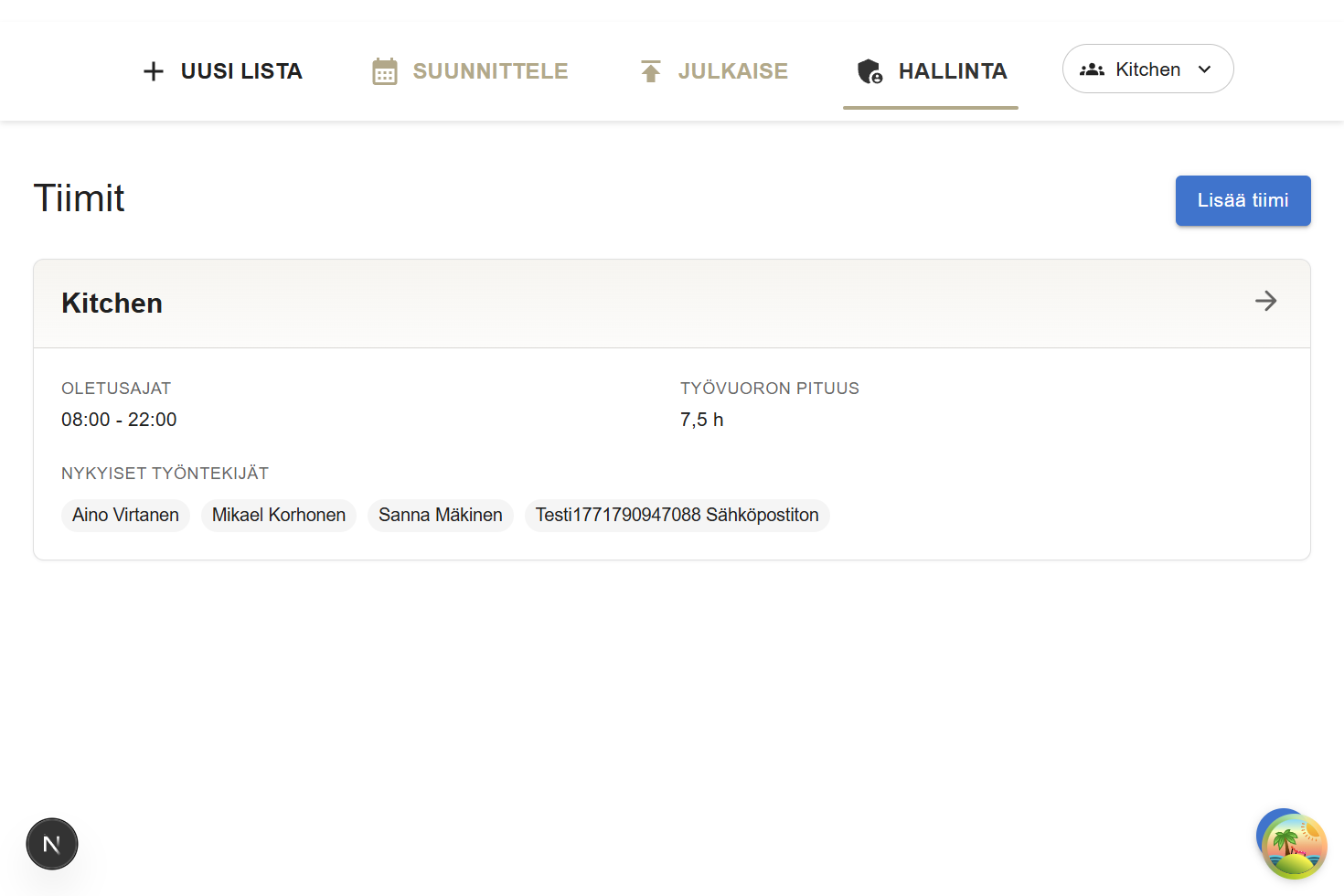 Tiimit-sivu näyttää oletusajat, työvuoron pituuden ja työntekijät selkeässä korttinäkymässä